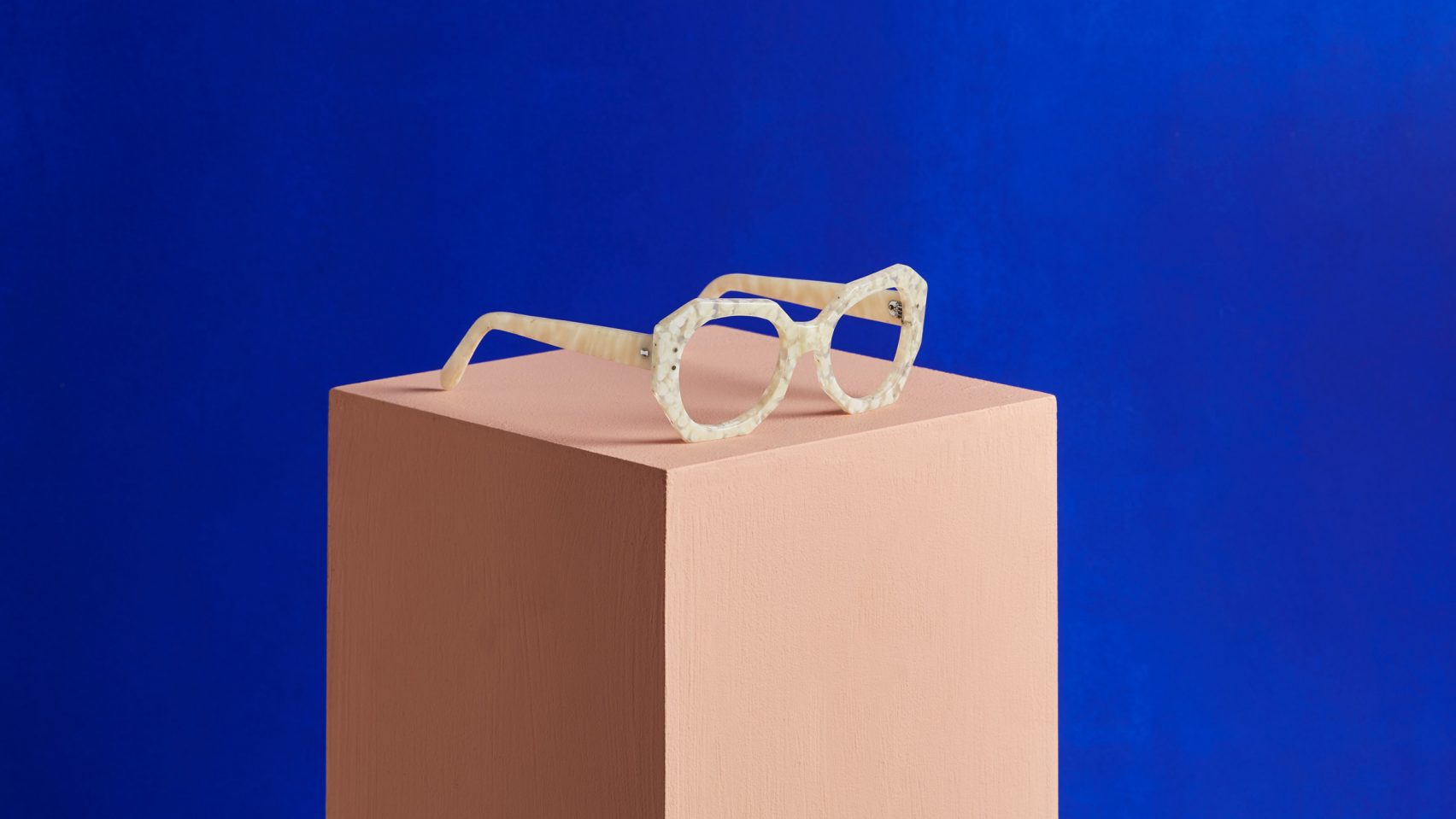 Eyewear Made from Corn Starch, Corn Husk, Mushroom, Potato Waste and Hair