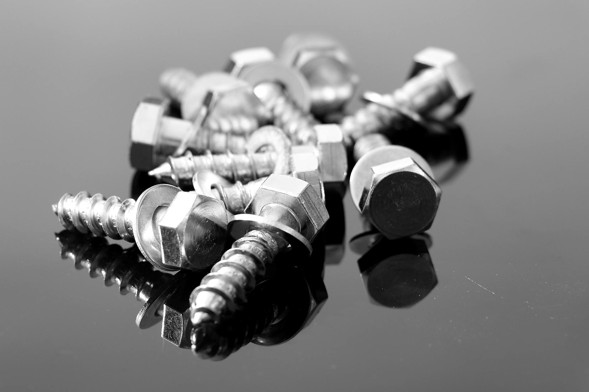 Thread-forming screws for high-performance plastics and bioplastics